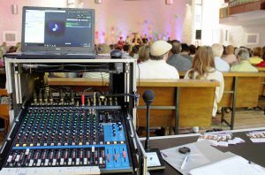 Blick zum Altar mit Technik